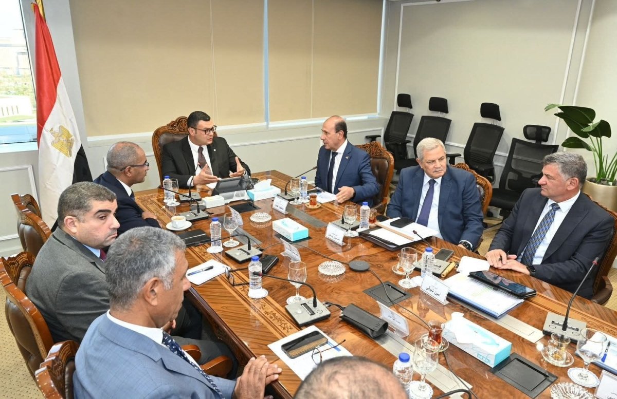 وزير الإسكان يعقد اجتماعًا لمتابعة موقف المشروعات الجاري تنفيذها ضمن المبادرة الرئاسية «حياة كريمة»