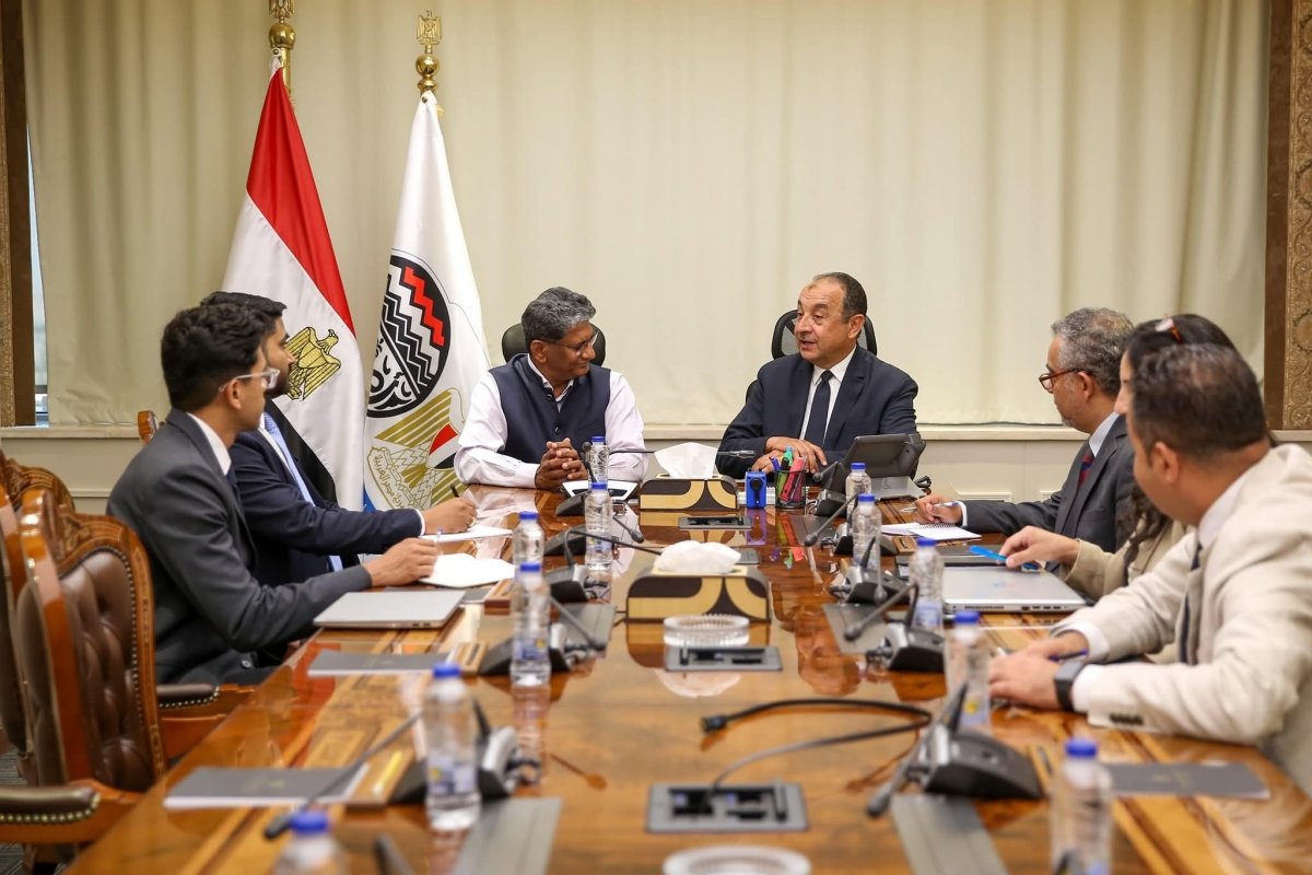 وزير قطاع الأعمال يبحث مع السفير الهندي بالقاهرة فرص تعزيز التعاون الصناعي والاستثماري