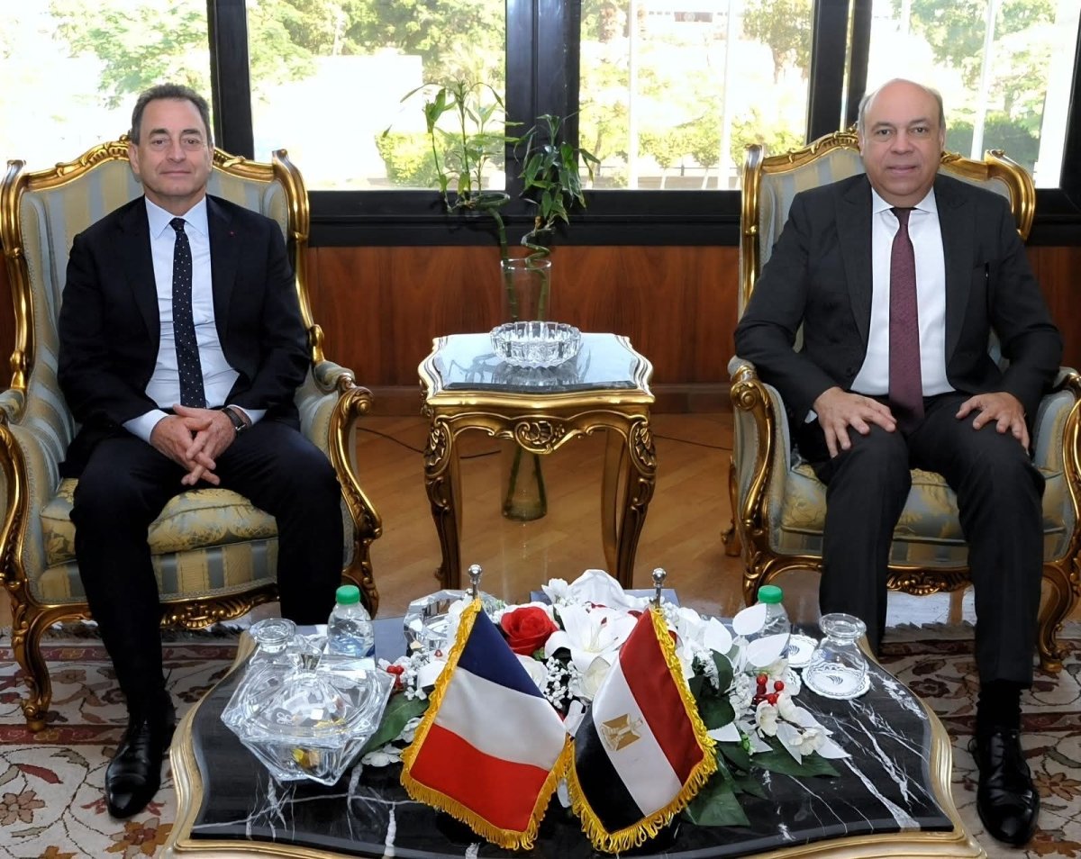 وزير الطيران المدني يستقبل السفير الفرنسي.. ويشيد بتنظيم معرض باريس الدولي للطيران