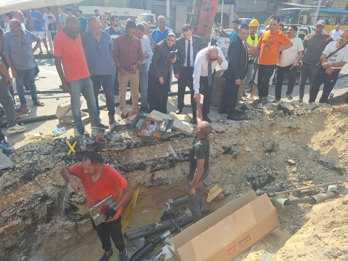 وزير الكهرباء في موقع إصلاح عطل الكابل الأرضي أمام محطة مترو ساقية مكي بالجيزة والذي تسبب في انقطاع التيار في بعض المناطق