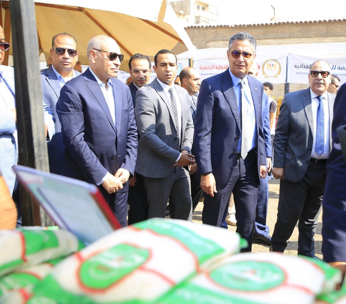 وزير التموين والتجارة الداخلية ومحافظ القاهرة يفتتحان سوق "اليوم الواحد" بمنطقة الجمالية