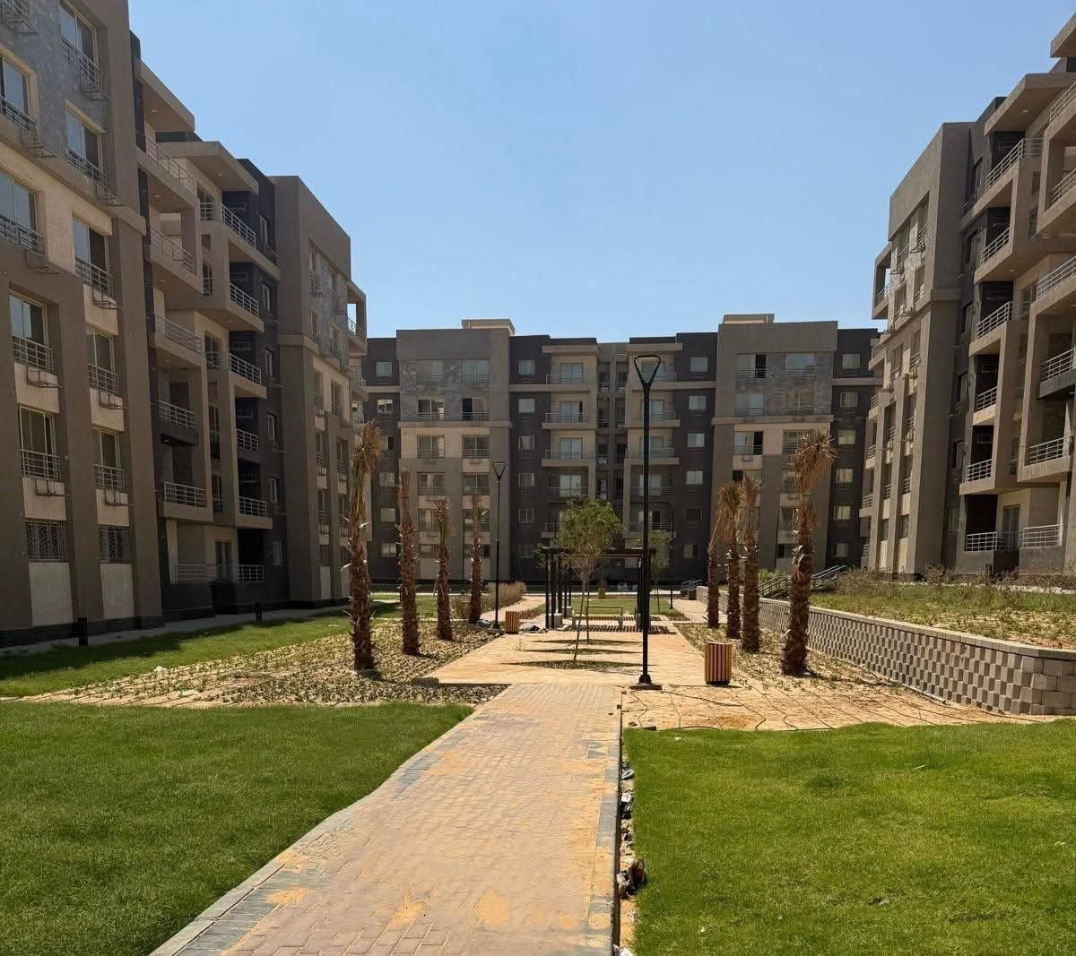 وزير الإسكان يتابع سير العمل بعددٍ من المشروعات الجاري تنفيذها واستعدادات تسليم وحدات جنة 4 بالشيخ زايد