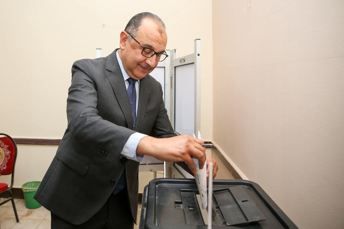 وزير قطاع الأعمال يُدلي بصوته في انتخابات مجلس الشيوخ بالتجمع الخامس