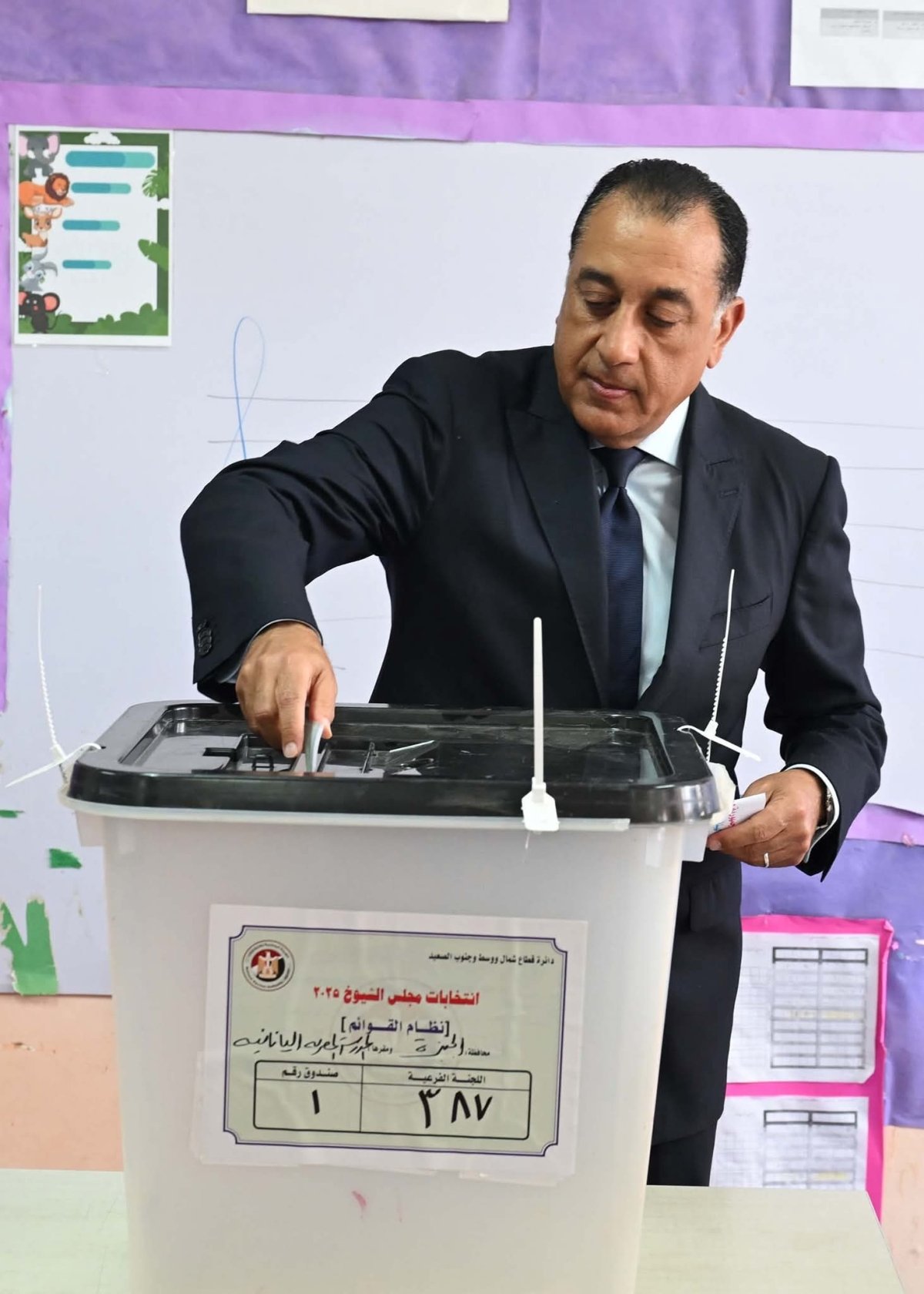 رئيس الوزراء يُدلي بصوته في انتخابات مجلس الشيوخ 2025