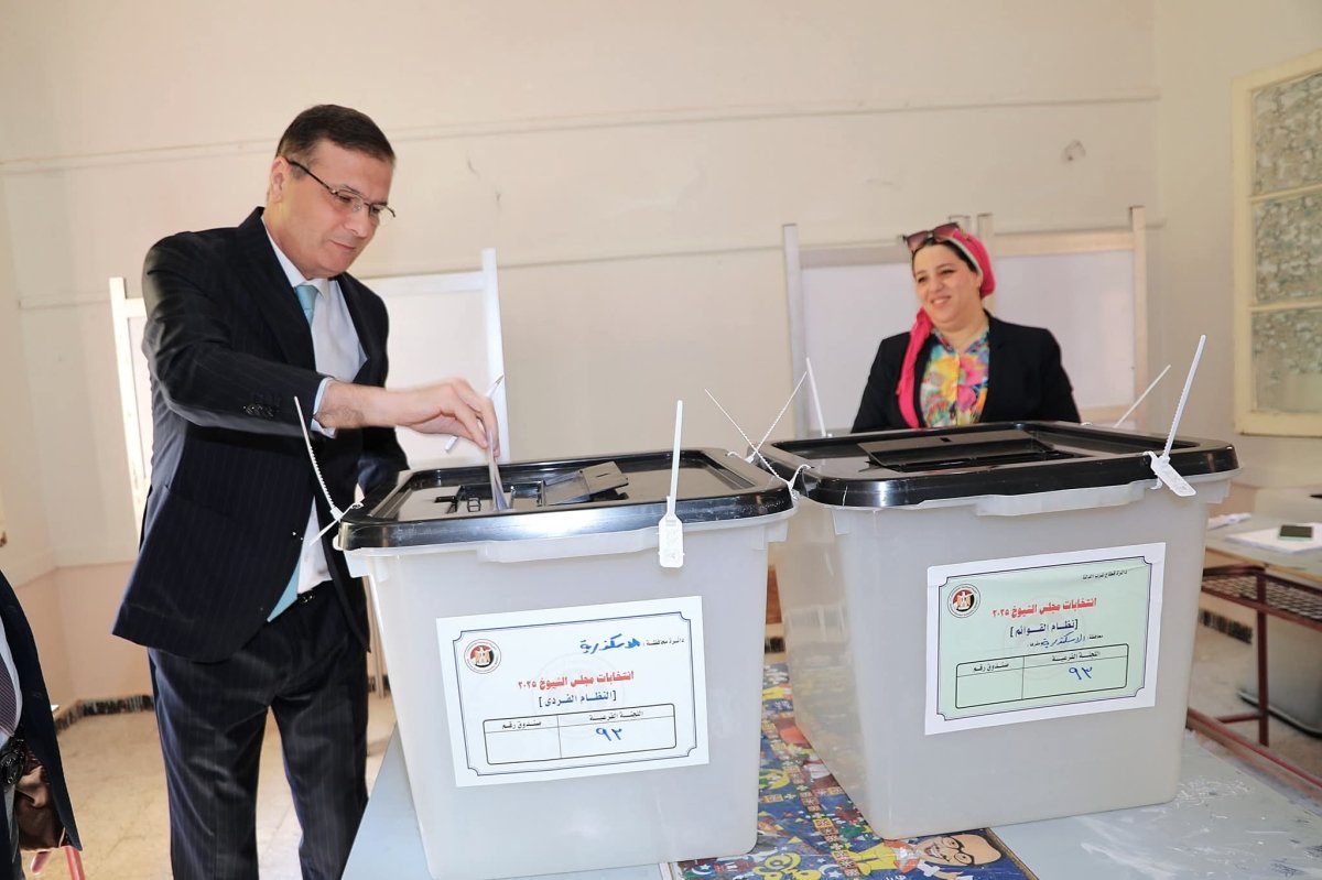 وزير الزراعة يُدلي بصوته في انتخابات مجلس الشيوخ بمقر لجنته الانتخابية بالإسكندرية ويدعو المزارعين للمشاركة الإيجابية
