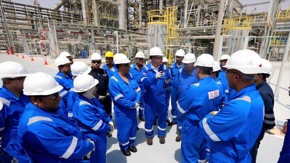 وزير البترول والثروة المعدنية يتفقد مشروعات زيادة الإنتاج بمعامل تكرير البترول بالسويس لخفض الفاتورة الاستيرادية