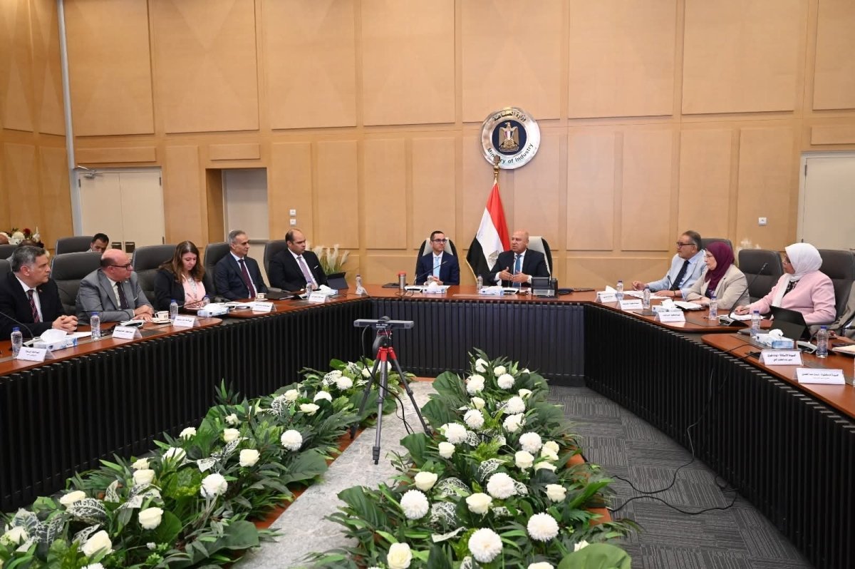 وزير الصناعة والنقل يبحث مع مصنعي الأسمنت حجم الإنتاج بالمصانع ومدى الانخفاض في أسعار الأسمنت خلال الفترة الماضية