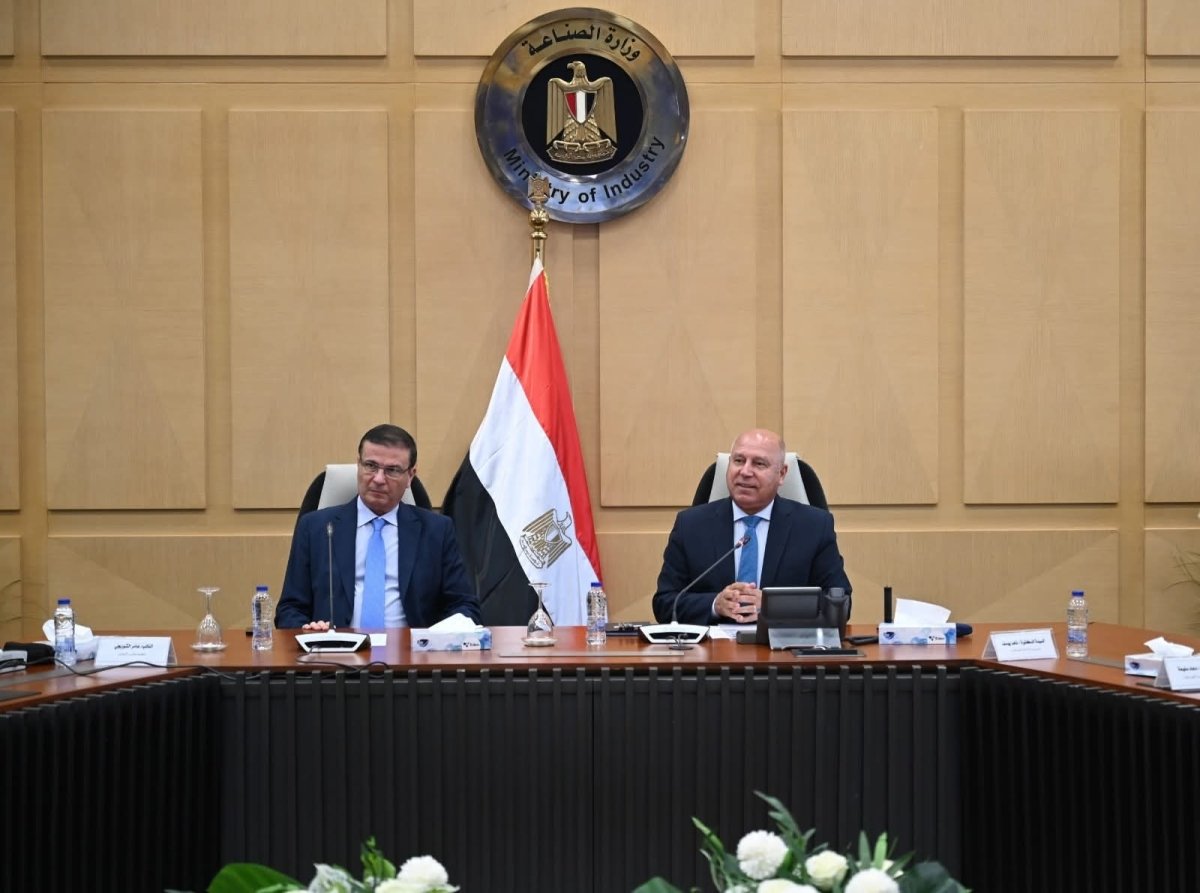 وزيرا الصناعة الزراعة يبحثان التوسع في تصنيع الزبيب وتوطين صناعة الكتان لتعزيز الصناعات الوطنية وتعظيم القيمة المضافة