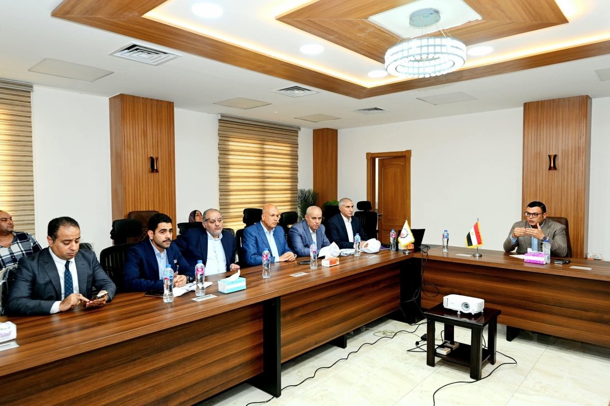 وزير الإسكان يتابع ملف تقنين الأراضي بمدينتي العبور الجديدة والشروق