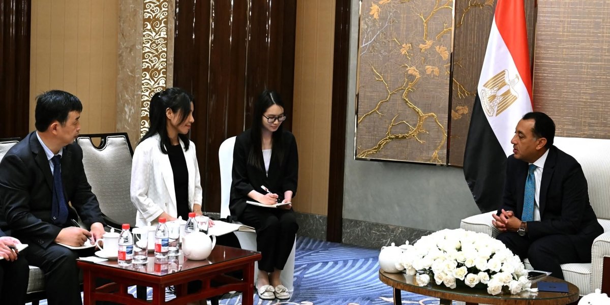 رئيس الوزراء يلتقي رئيسة شركة جيانغسو فينغهاي المحدودة لتطوير تحلية مياه البحر والطاقة الجديدة