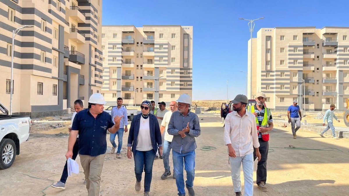  وزير الإسكان يتابع سير العمل بالمشروعات الخدمية والبنية الأساسية بالمرحلة العاجلة بمدينة السويس الجديدة