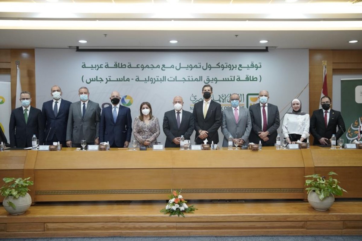 البنك الأهلي المصري ومجموعة شركات (طاقة عربية) يوقعان عقود تمويلية بقيمة تصل إلى 916 مليون جنيه