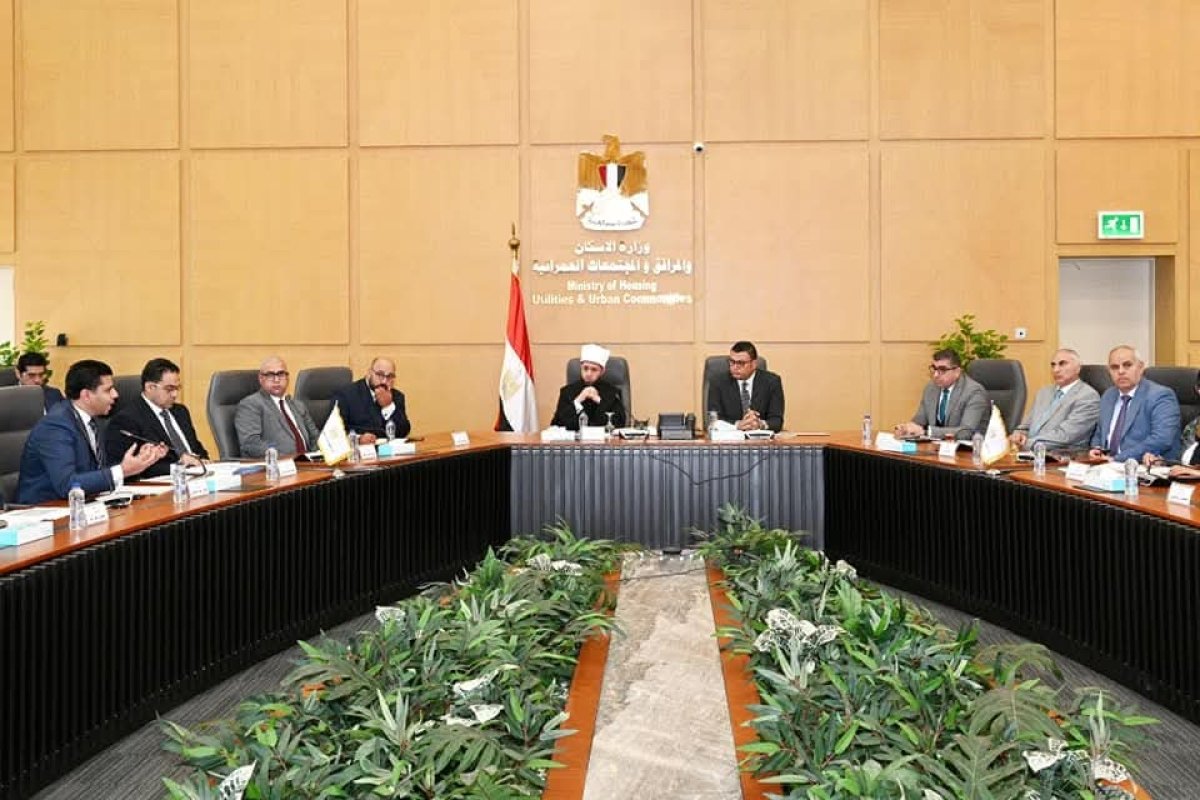 وزيرا الإسكان والأوقاف يناقشان عدداً من الموضوعات المشتركة بين الوزارتين