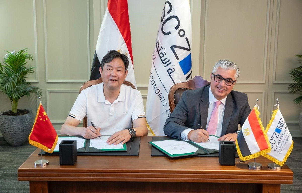 اقتصادية قناة السويس توقع عقد مشروع (هايان شيمي) الصينية لصناعة مواد التعبئة والتغليف والطباعة للملابس بالقنطرة غرب