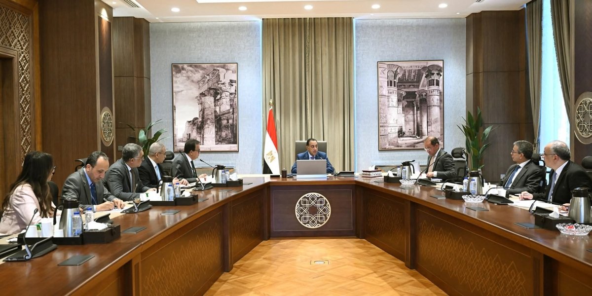 رئيس الوزراء يُتابع الجهود المبذولة لطرح الفرص الاستثمارية المتاحة في قطاع الصحة وعددا من ملفات عمل وزارة الصحة