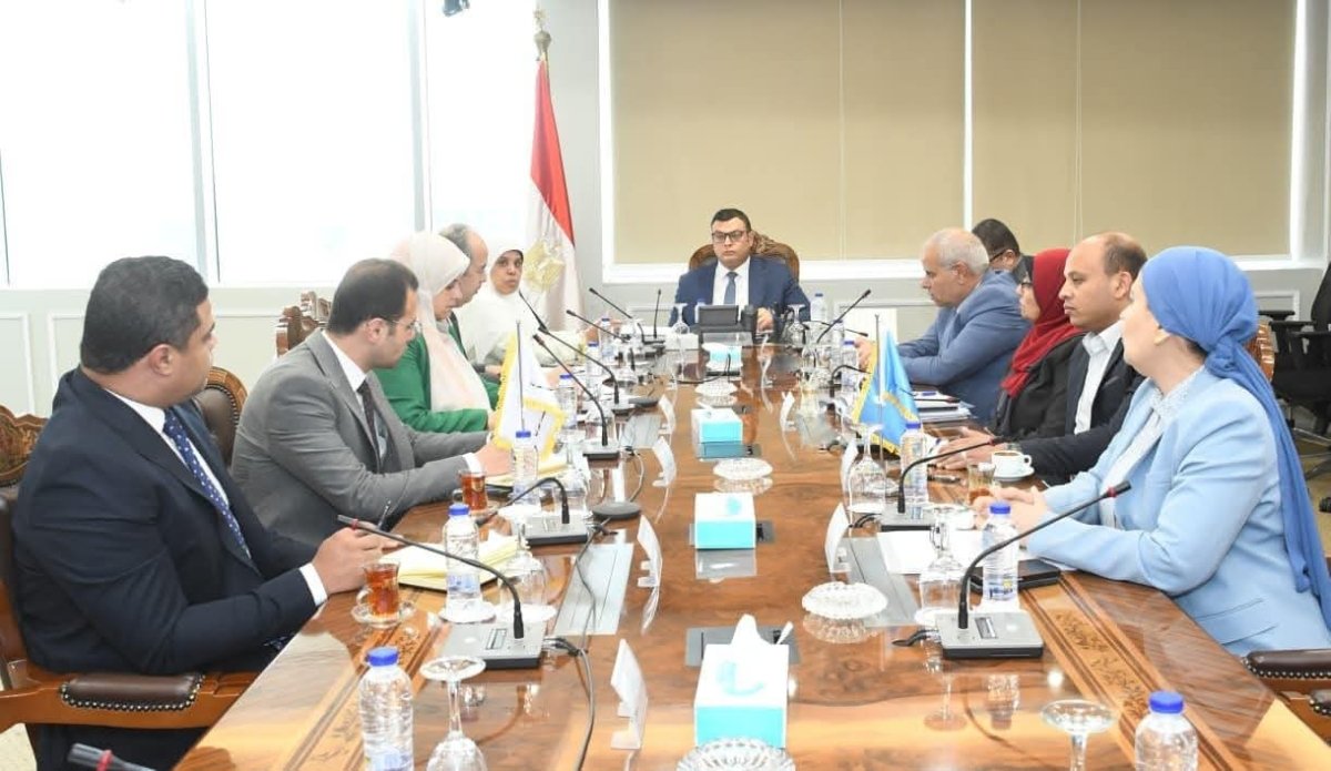 وزير الإسكان يتابع الاشتراطات والضوابط والمعايير الخاصة بالإعلانات على الطرق العامة والمحاور وتعظيم الاستفادة منها