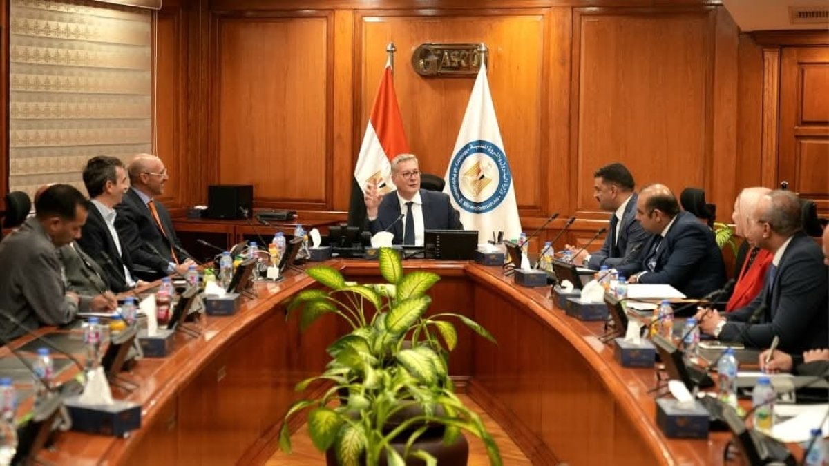 وزير البترول يلتقي نائب رئيس شركة إكس كاليبر  الأسبانية المتخصصة في المسح الجيوفيزيائي للإمكانات التعدينية