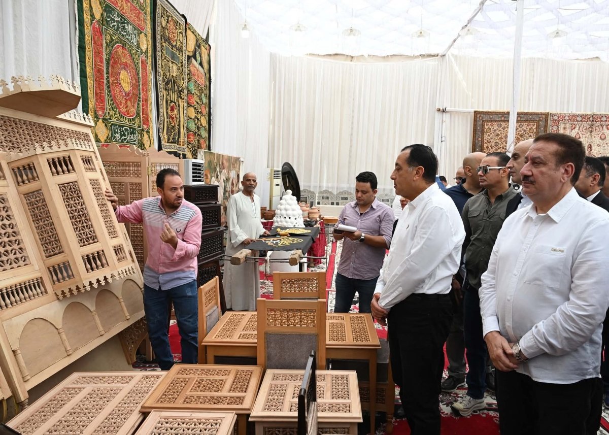 رئيس الوزراء يتفقد معرض صناعات الحرف اليدوية والتراثية بقرية شمّا بأشمون