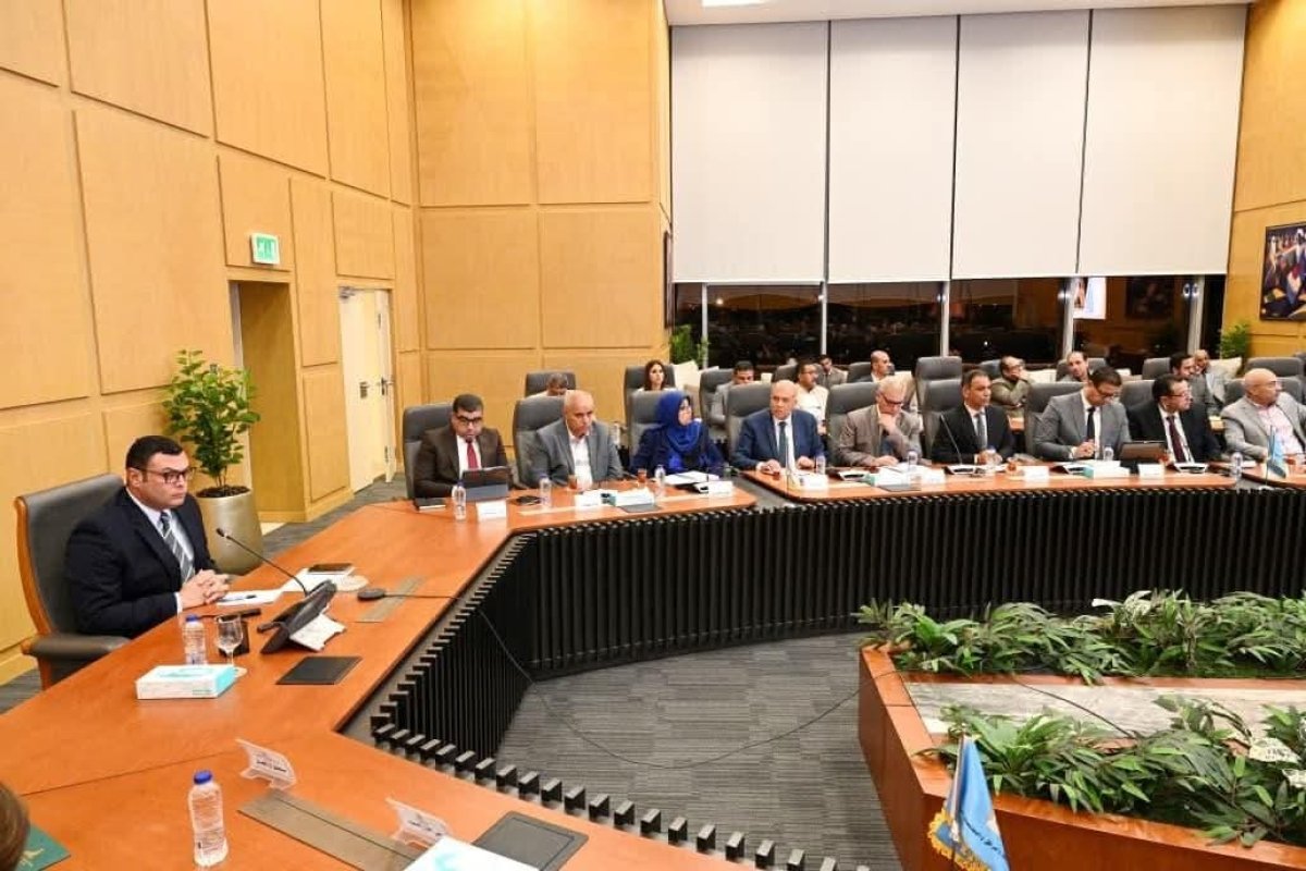 وزير الإسكان يعقد اجتماعا لمتابعة المشروعات السكنية بعددٍ من المدن والمحافظات