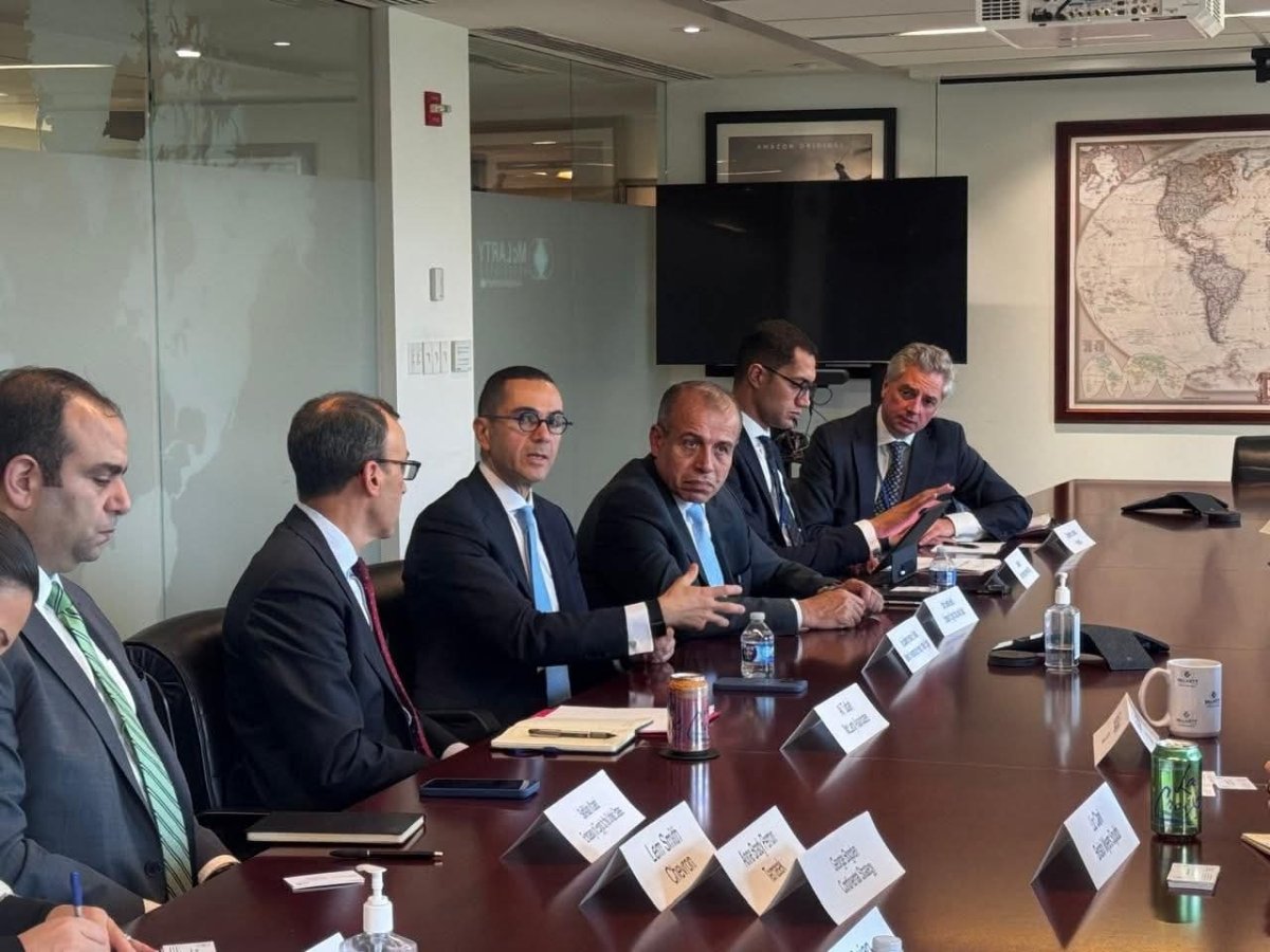 وزير الاستثمار يعقد مائدة مستديرة مع شركة الاستشارات الدولية McLarty Associates وكبار المستثمرين وخبراء أسواق المال الأمريكية