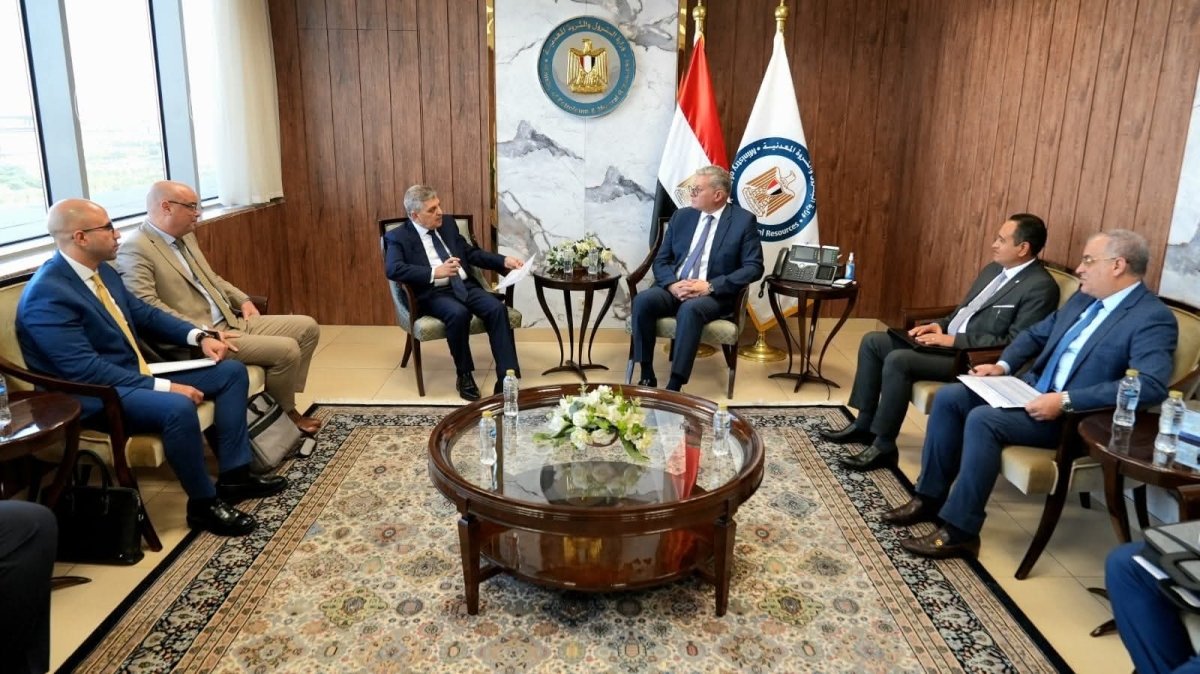 وزير البترول يبحث مع رئيس هيئة قناة السويس إقامة محطة لتسييل وتخزين الغاز الطبيعي ببورسعيد لتموين قاطرات الهيئة