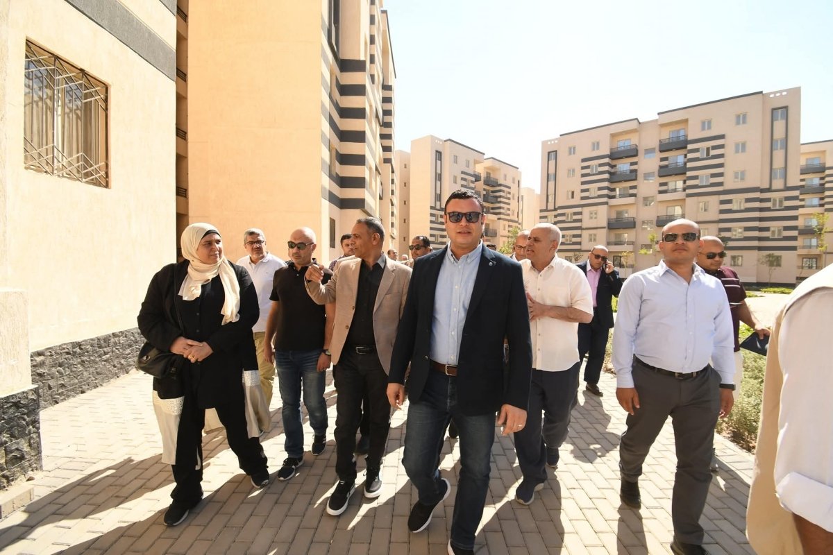 وزير الإسكان يتفقد وحدات المبادرة الرئاسية "سكن لكل المصريين" بالعاشر من رمضان