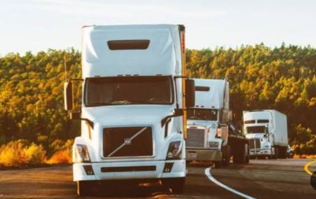 من نوفمبر المقبل.. ترامب يفرض رسوماً على الشاحنات والحافلات