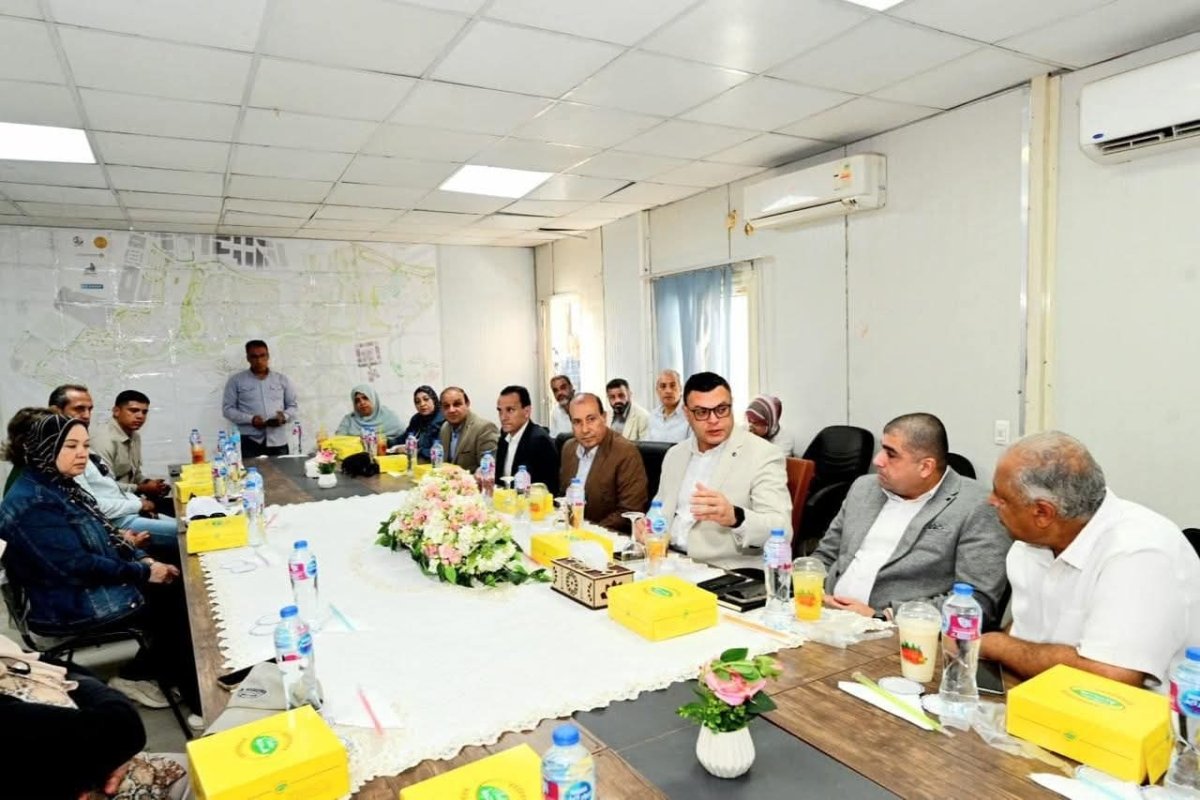 وزير الإسكان يعقد اجتماعًا مع الشركات العاملة بحدائق تلال الفسطاط ويتابع الاعمال النهائية بالمشروع