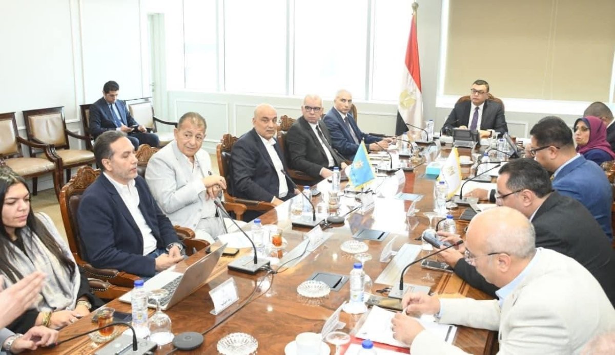 وزير الإسكان يلتقى مسئولى شركة HDP ضمن سلسلة اجتماعات متابعة موقف مبيعات وتسويق المشروعات بالمدن الجديدة
