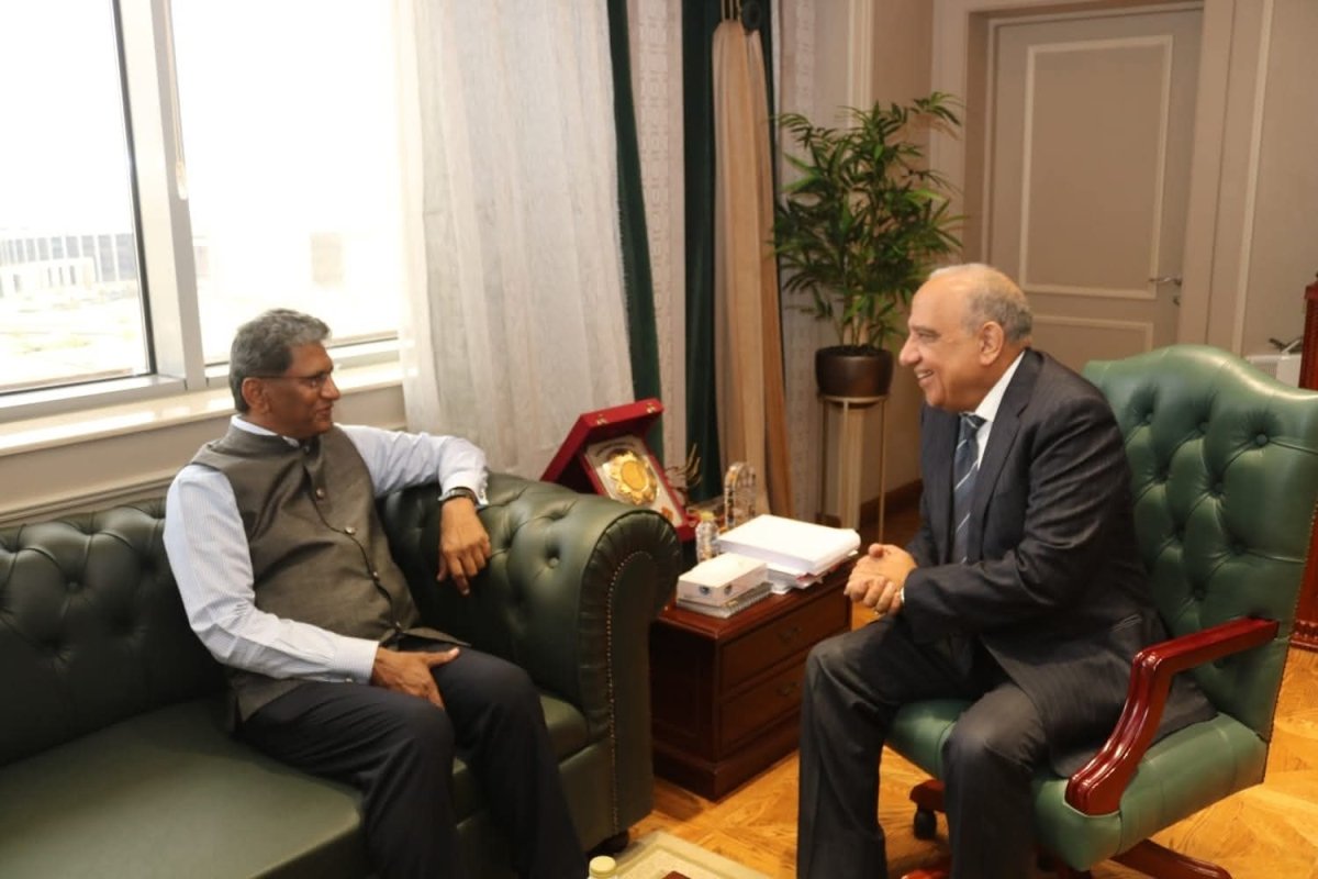وزير الكهرباء يبحث مع السفير الهندي التعاون في الطاقة المتجددة والتدريب والشبكات الذكية والهيدروجين الأخضر
