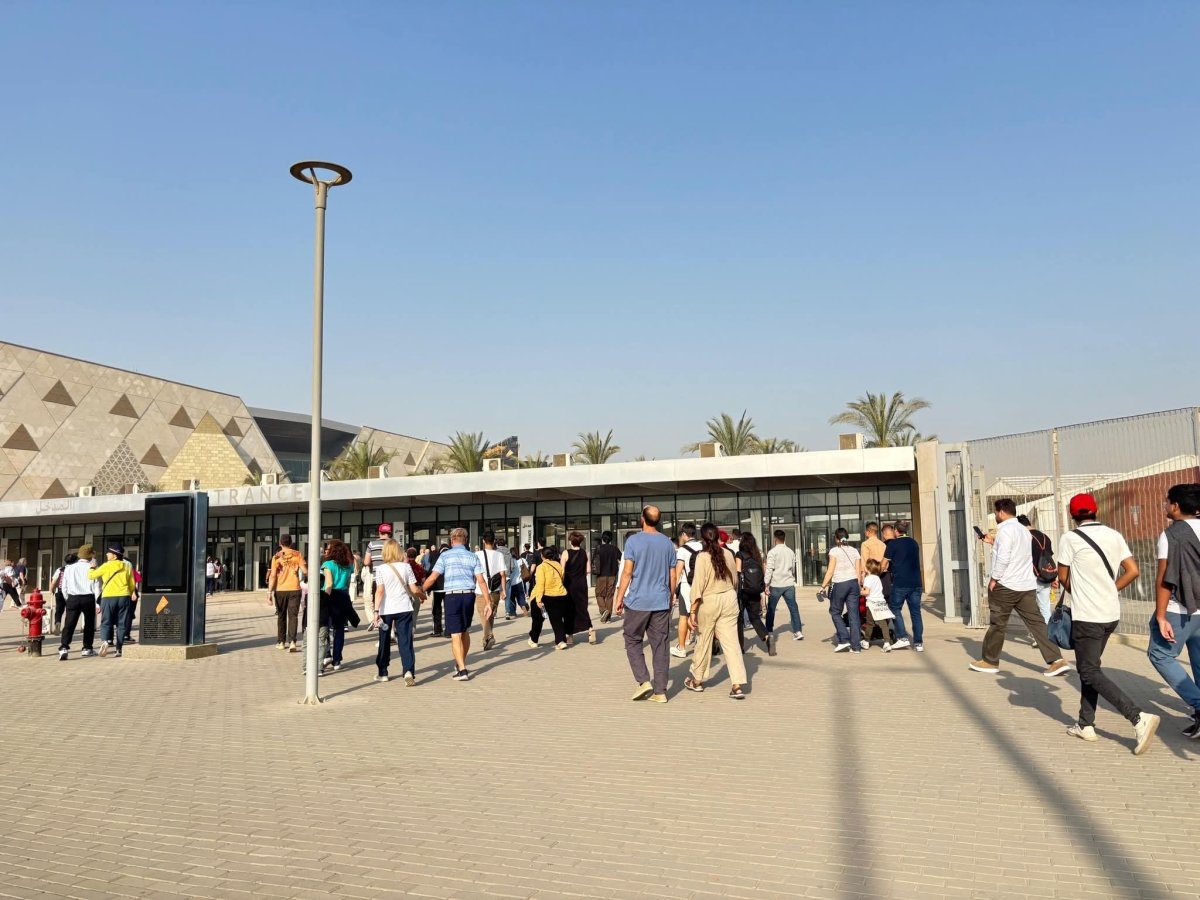 إقبال كبير من الجمهور على زيارة المتحف المصري الكبير في أول أيام افتتاحه رسميا