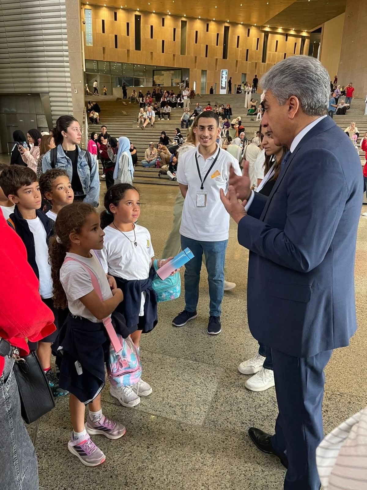 وزير السياحة والآثار يقوم بجولة بالمتحف المصري الكبير لمتابعة حركة الزائرين