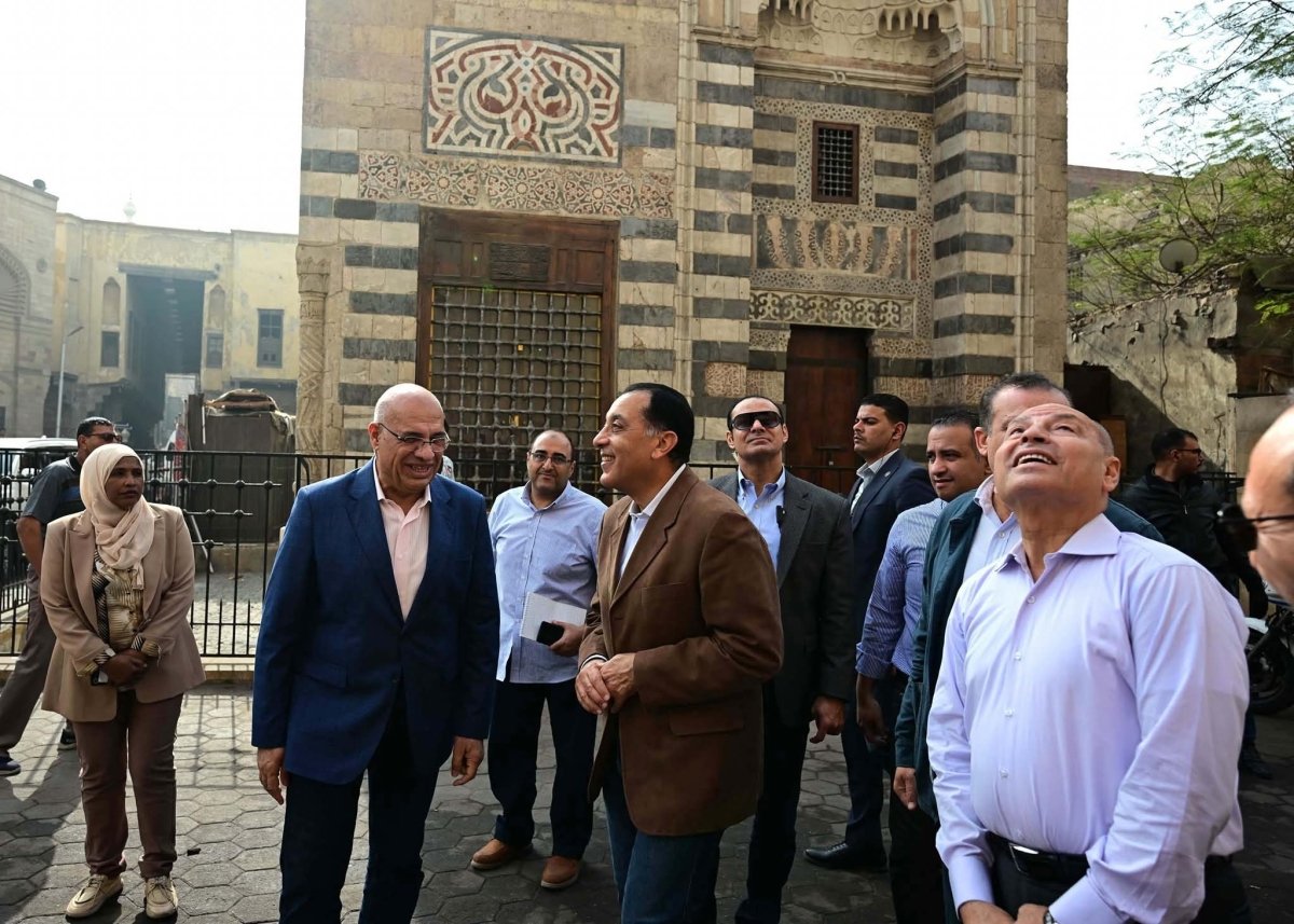 رئيس الوزراء يتفقد أعمال إعادة إحياء منطقة حارة الروم وباب زويلة