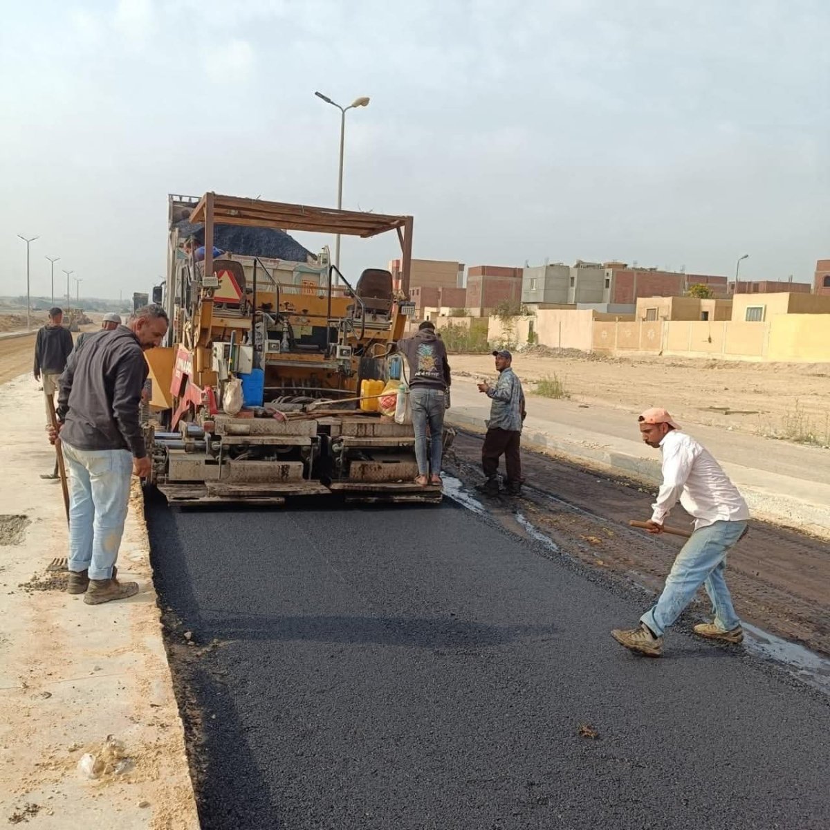  وزير الإسكان يتابع أعمال تطوير الطرق والمرافق بالمناطق الصناعية بعددٍ من المدن الجديدة