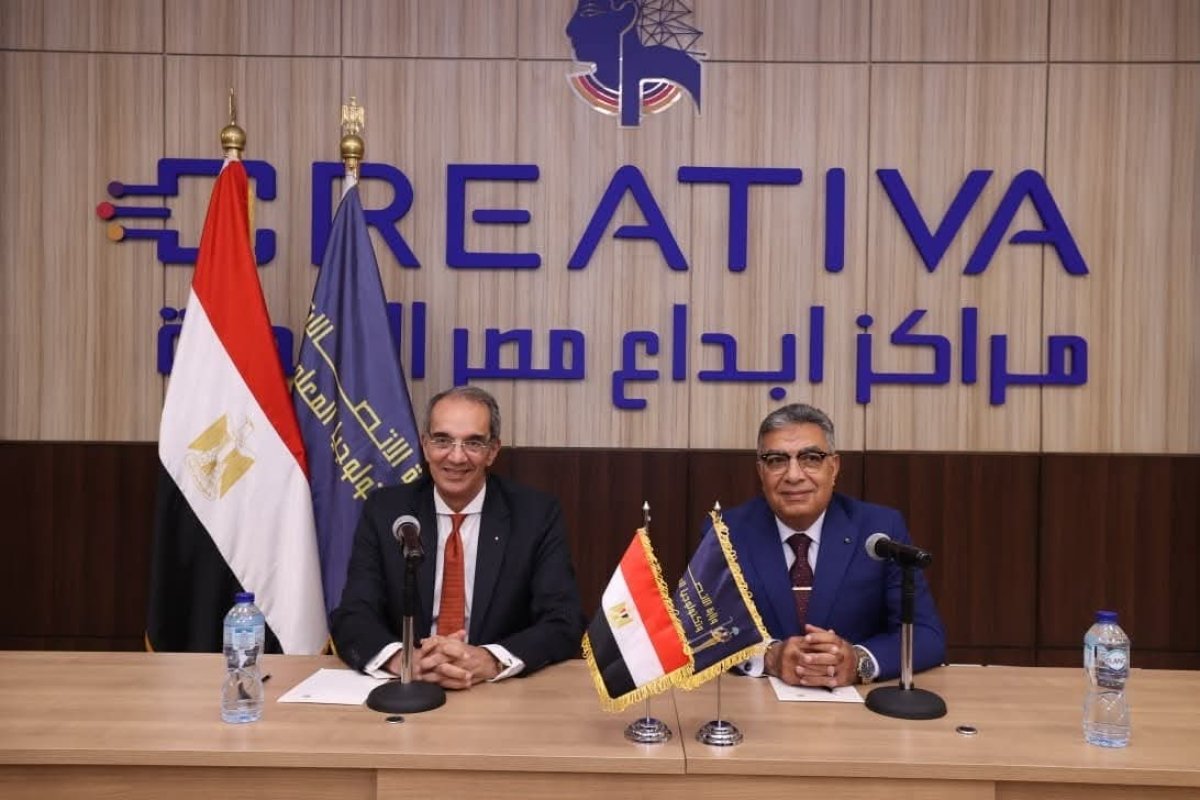 وزير الاتصالات يؤكد حرص الوزارة على تمكين الشباب من المنافسة في سوق العمل الحر العالمي