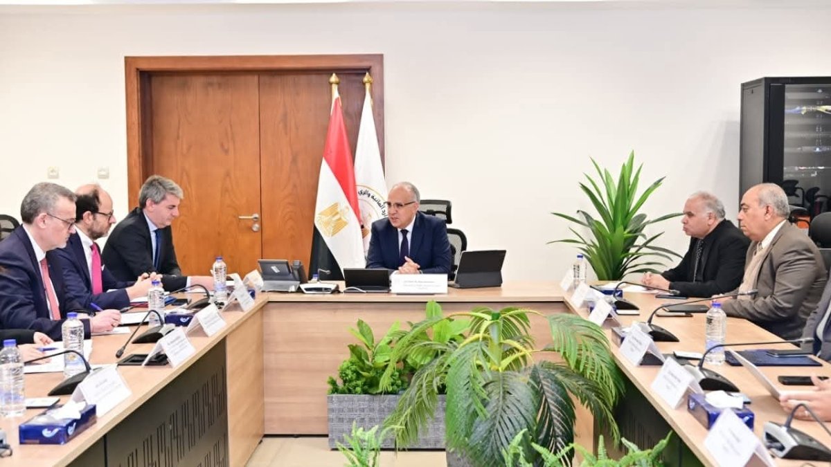 وزير الري وممثلي بنك الاستثمار الأوروبي يبحثان تنفيذ مشروعات منظومة الري الحديث