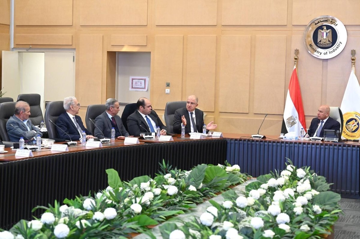 الوزير يبحث سبل تعميق الصناعات الهندسية وزيادة المكون المحلي من الصاج ومستلزمات الإنتاج