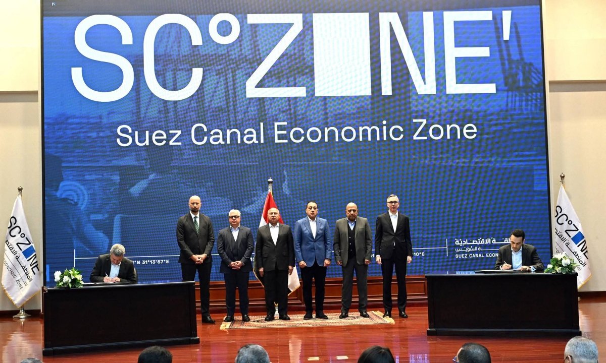 رئيس الوزراء يشهد توقيع اتفاقيات وعقود إنشاء مشروعين متكاملين في مجال الطاقة المتجددة وتصنيع مكوناتها محلياً باستثمارات تزيد على ١.٨ مليار دولار