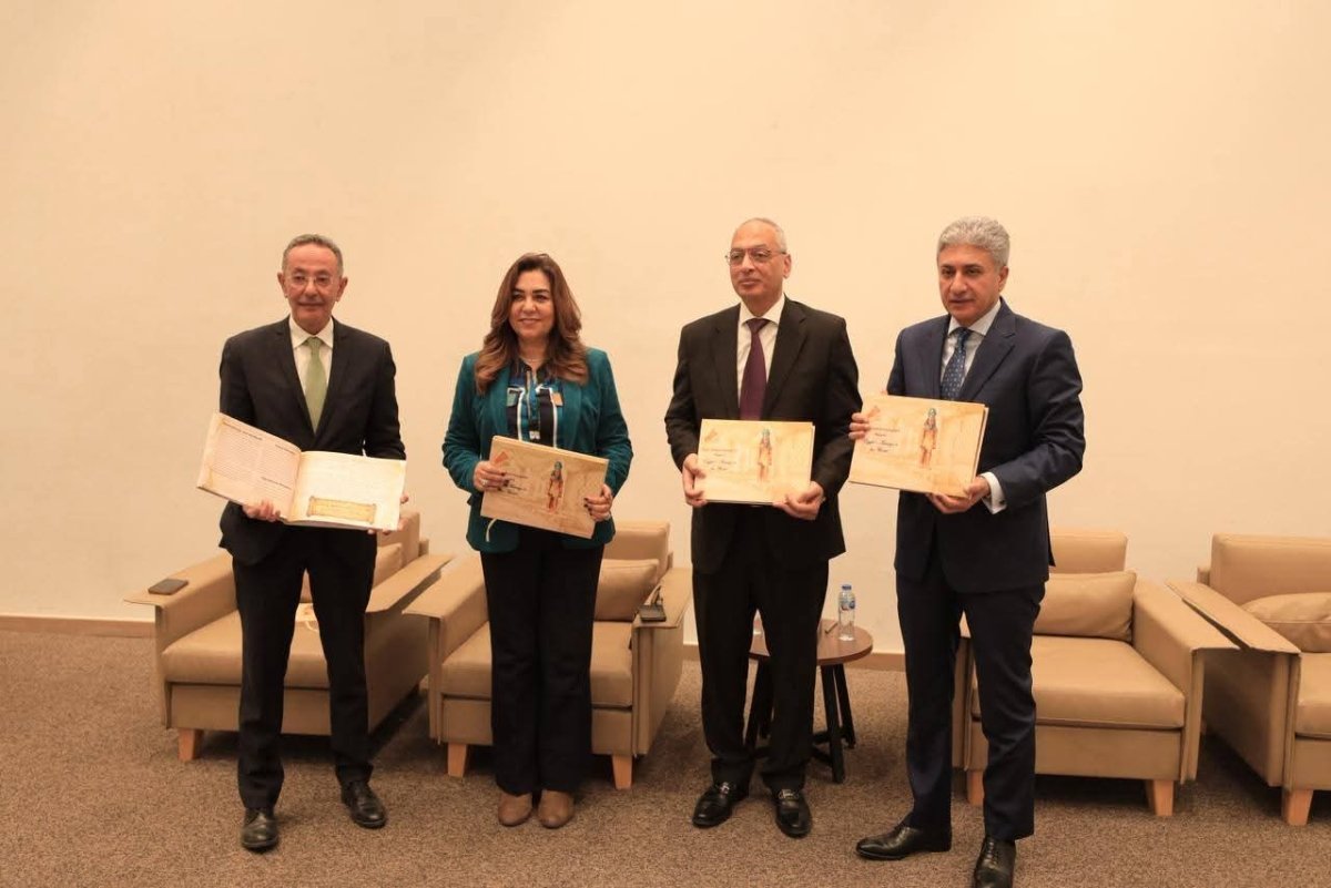 وزيرا السياحة والآثار البيئة يتسلمان تقرير البصمة الكربونية لحفل الافتتاح الرسمي للمتحف المصري الكبير