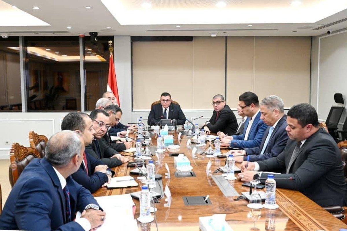 وزير الإسكان يتابع الموقف التنفيذي للمشروعات ومنظومة الصيانة ورفع الكفاءة بمدينة الشروق