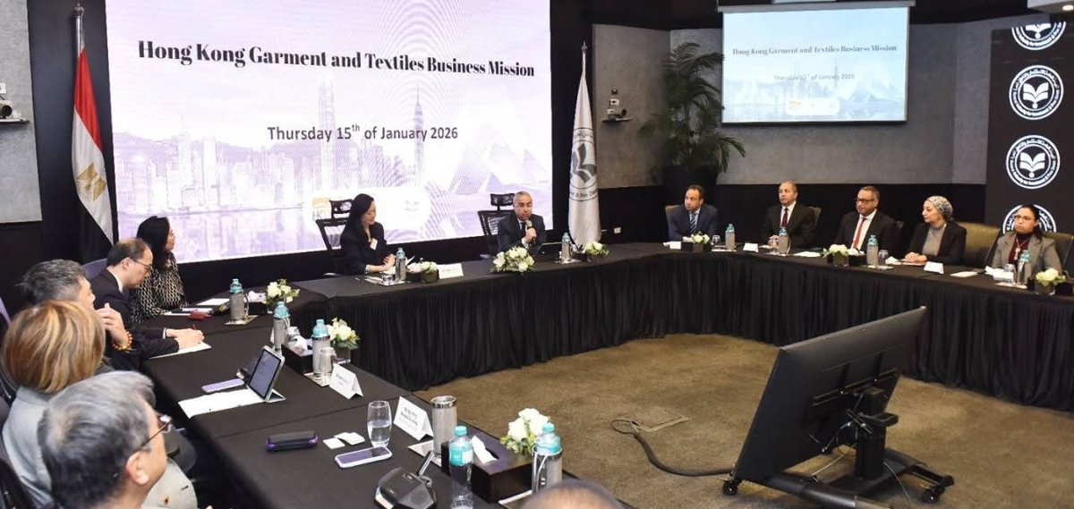 هيئة الاستثمار ومجلس تنمية تجارة هونج كونج يبحثان فرص الاستثمار في قطاع الغزل والنسيج