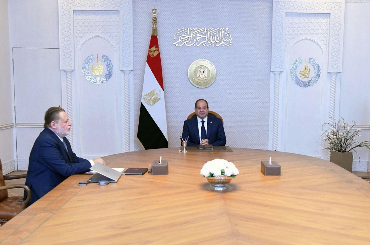 الرئيس السيسي يعقد اجتماعا مع محافظ البنك المركزي المصري 