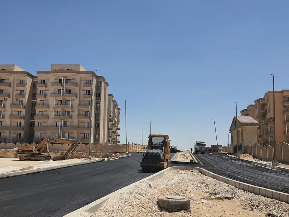 الإسكان: تكثيف أعمال الطرق للمشروعات السكنية والخدمية بمدينتي أكتوبر والمنيا الجديدتين