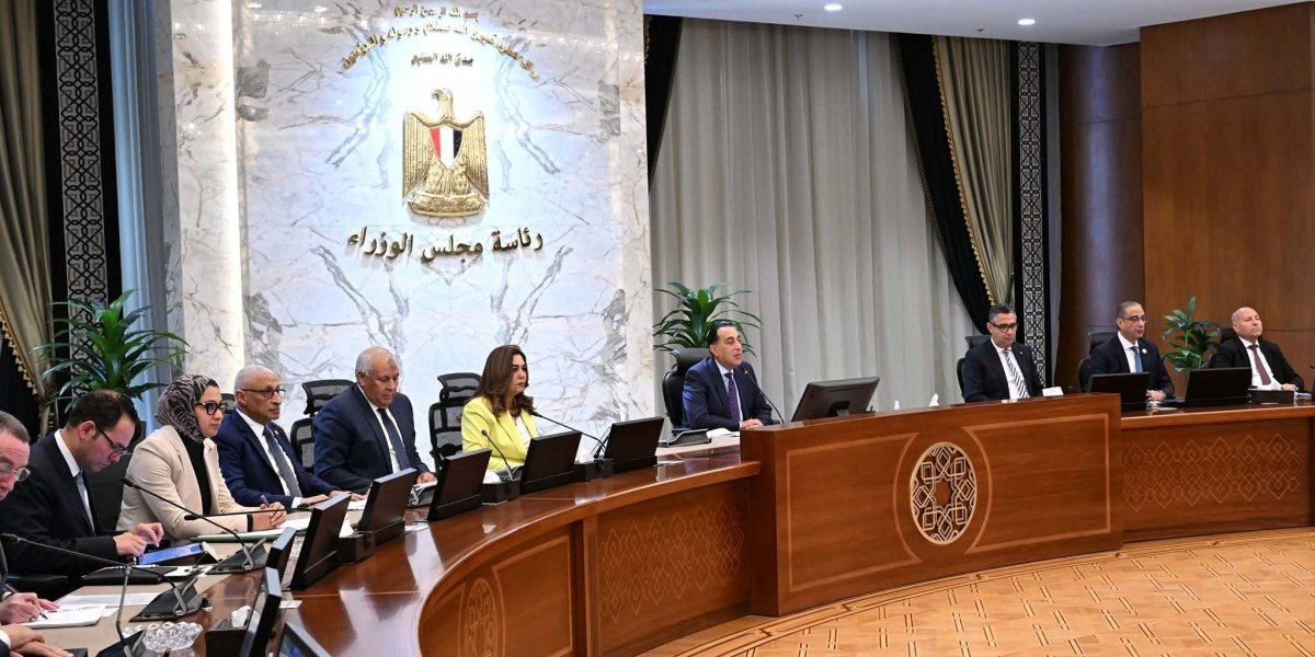 مدبولي مخاطباً المحافظين: دوركم الرئيس في هذه المرحلة تكثيف جهود المُتابعة الميدانية للأسواق والمنافذ التجارية 