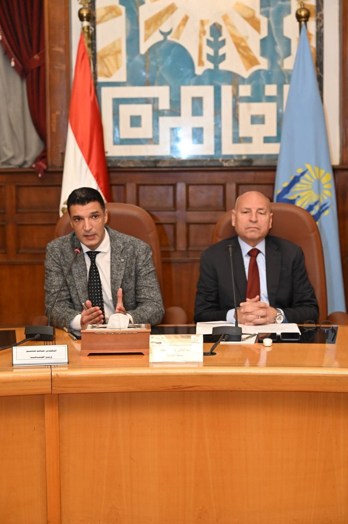 وزير الصناعة ومحافظ القاهرة يعقدان حواراً مفتوحاً ومباشراً مع مستثمري منطقة شق الثعبان الصناعية لحل مشكلات المنطقة ويسلمان 44 عقداً للمستثمرين المقننة أوضاعهم