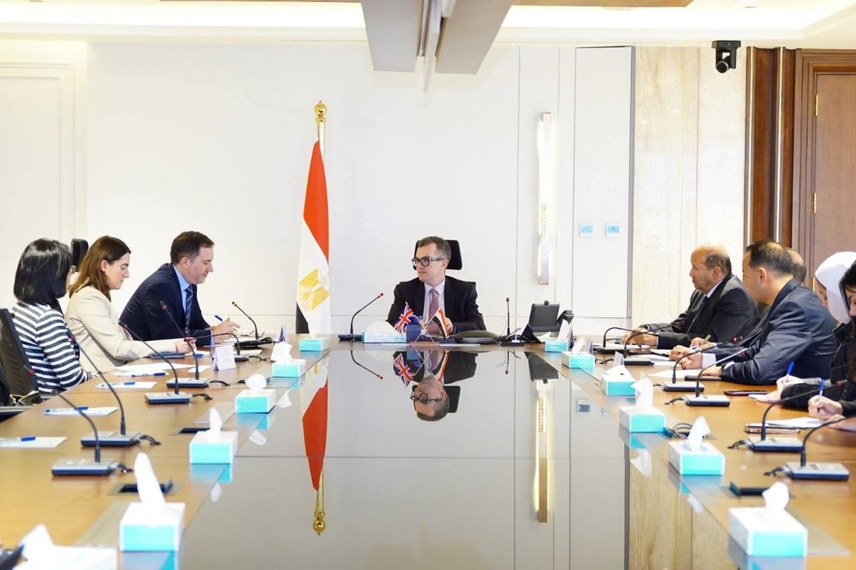 وزير التخطيط والتنمية الاقتصادية يلتقي السفير البريطاني لبحث تعزيز التعاون الاقتصادي
