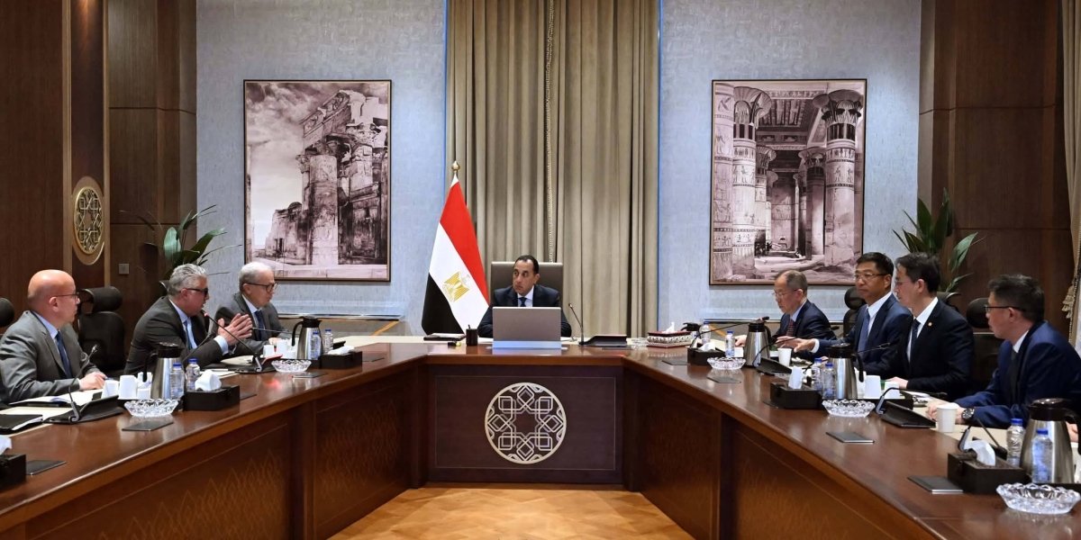 رئيس الوزراء يلتقي رئيس مجلس إدارة شركة "خينان تشهنجفو" الصينية لاستعراض خطة إقامة مصنع ضخم لإنتاج الألومنيوم باستثمارات 2 مليار دولار