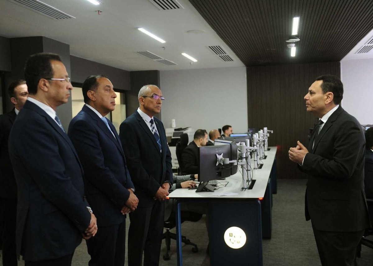 رئيس الوزراء يتفقد مركز التحكم والسيطرة والدعم الفني بالعاصمة الجديدة