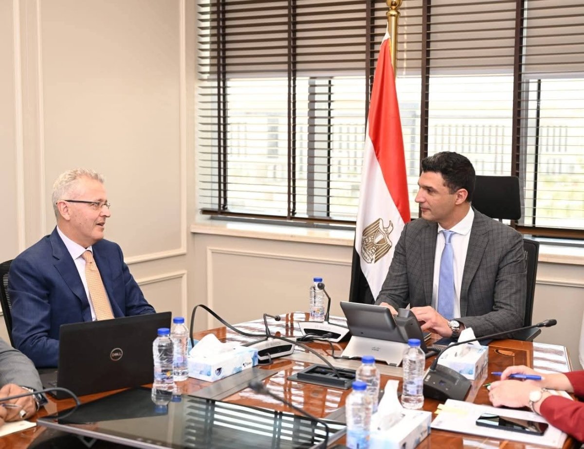 وزير الصناعة يبحث مع شركة "جي بي أوتو" مشروعاتها الحالية وخططها التوسعية المستقبلية ورؤيتها لتعزيز التصنيع المحلي