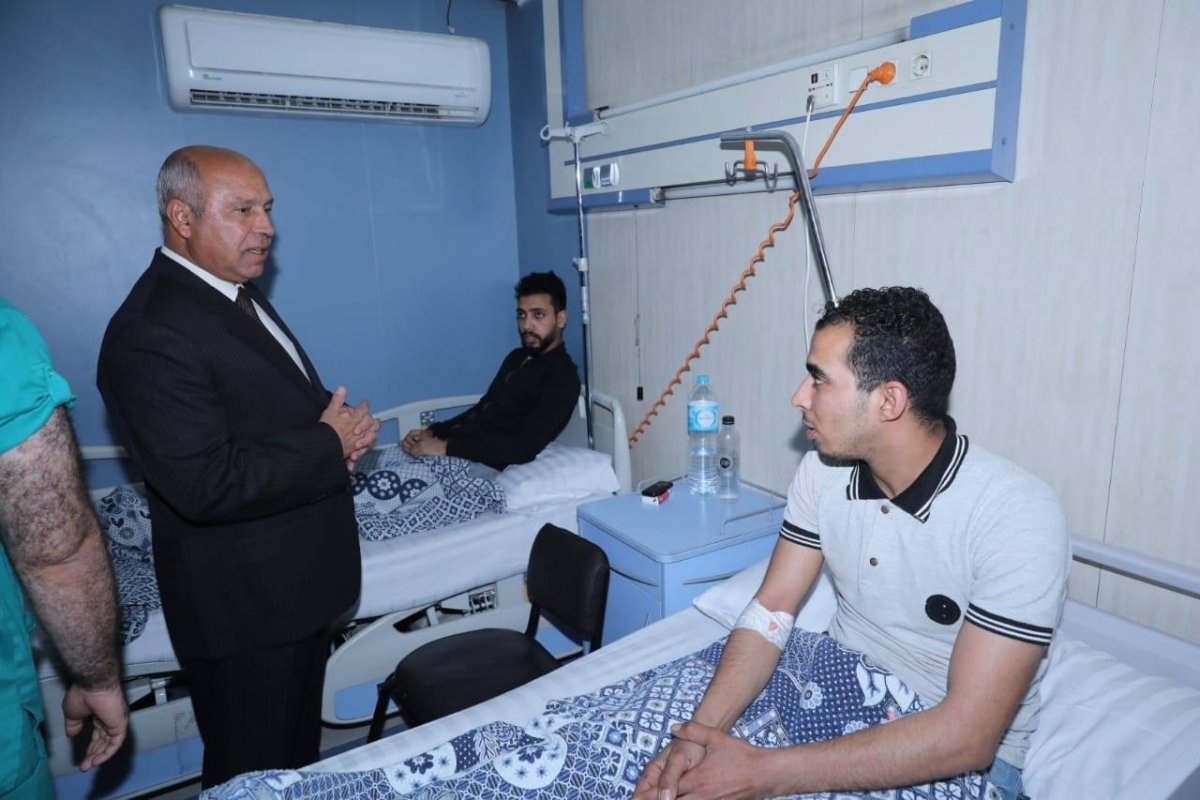 وزير النقل يطمئن على الحالة الصحية لأخر ٣ مصابين بحادث تصادم قطاري "النجيلي"